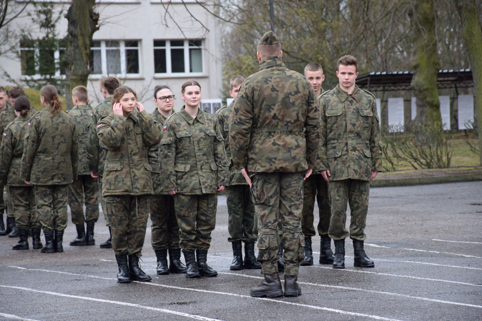 MUSZTRA adeptów klas wojskowych ZSOiZ w Krobi